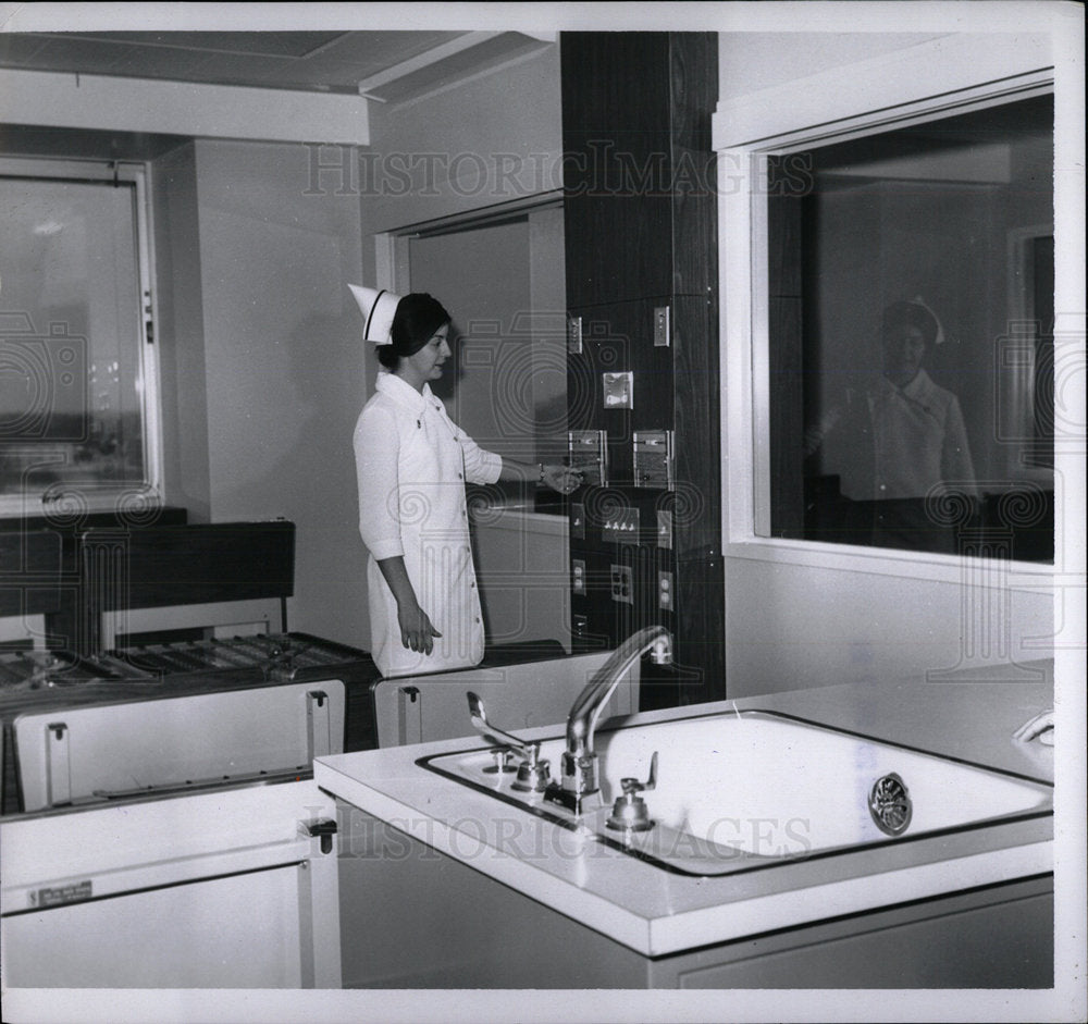 1977 Press Photo Mrs. King Children&#39;s hospital patient - Historic Images
