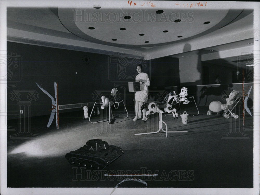 1971 Press Photo Sari Toth, Children&#39;s Therapy Director - Historic Images
