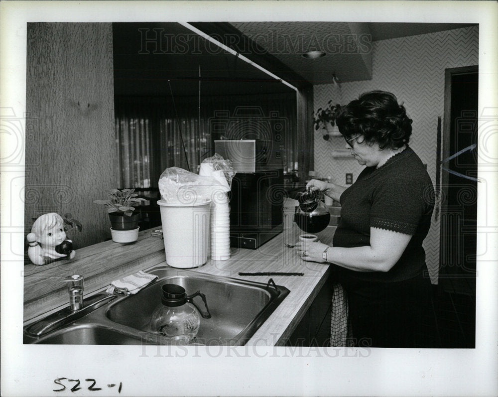 1984 Press Photo Kathy Thompson Pours Coffee - Historic Images