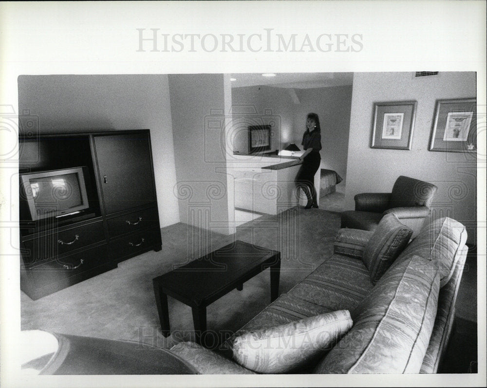 1992 Press Photo Inside The Athenian Hotel In Detroit - Historic Images