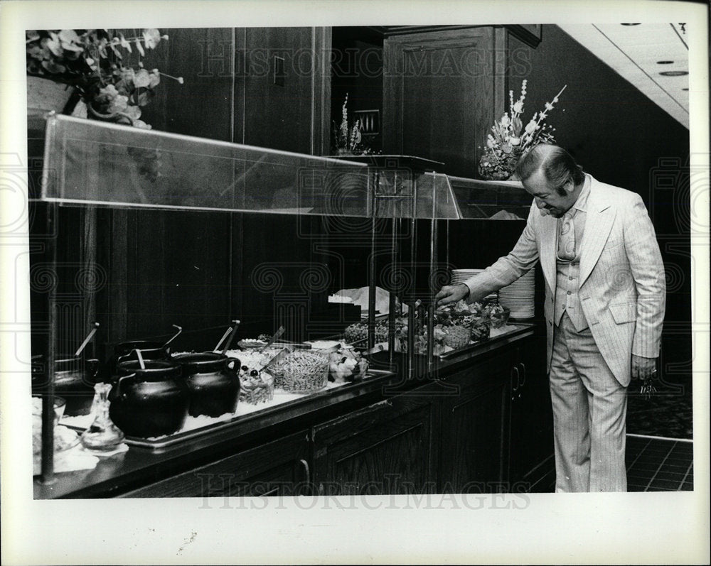 1980 Press Photo Book Cadillac Brewer Loohs Salad  bar - Historic Images