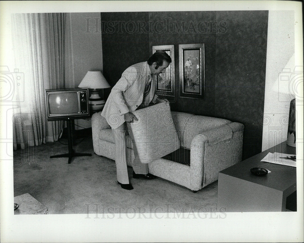 1980 Press Photo Inspecting The Radisson Cadillac Hotel - Historic Images