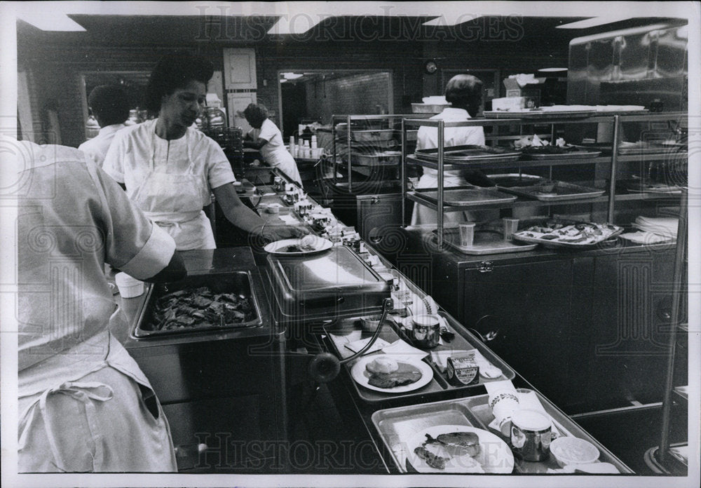 1968 Press Photo Detroit Hospital Herman Keefer Cooking - Historic Images