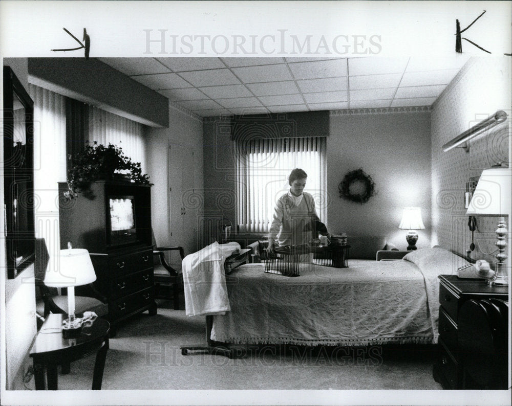1991 Press Photo Lynette Guziatek-Trojniak Harper Room - Historic Images