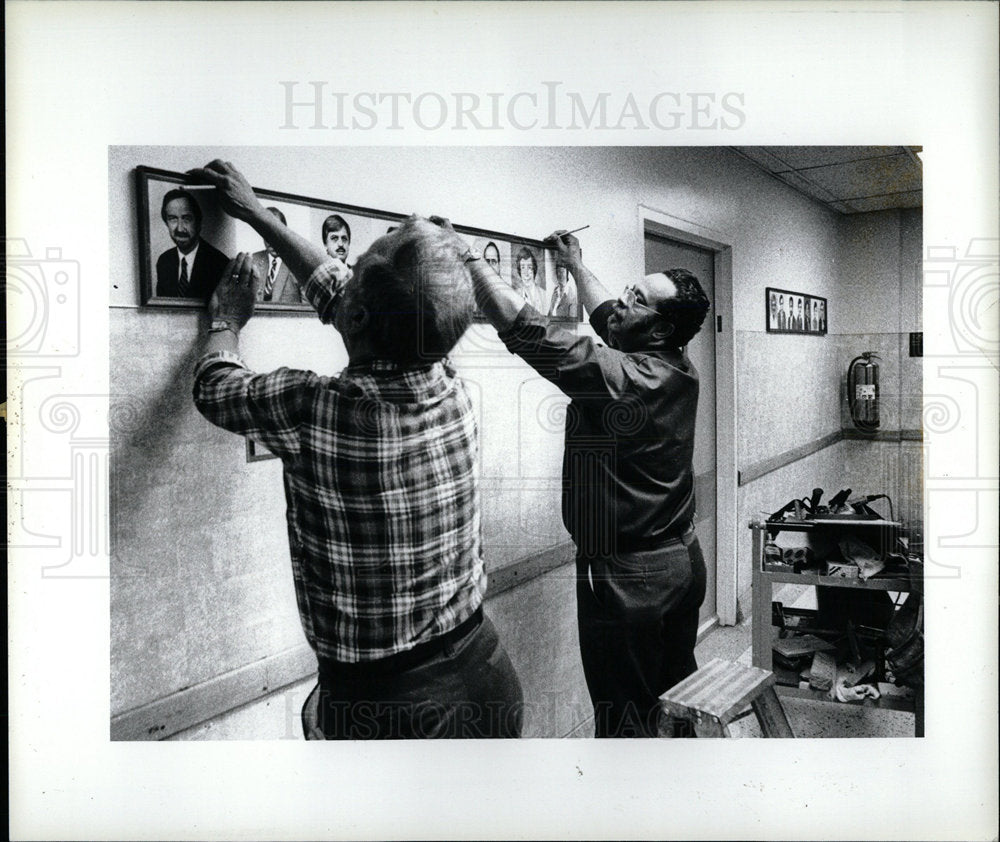 1982 Press Photo Worker portrait hospital St Joseph  - Historic Images