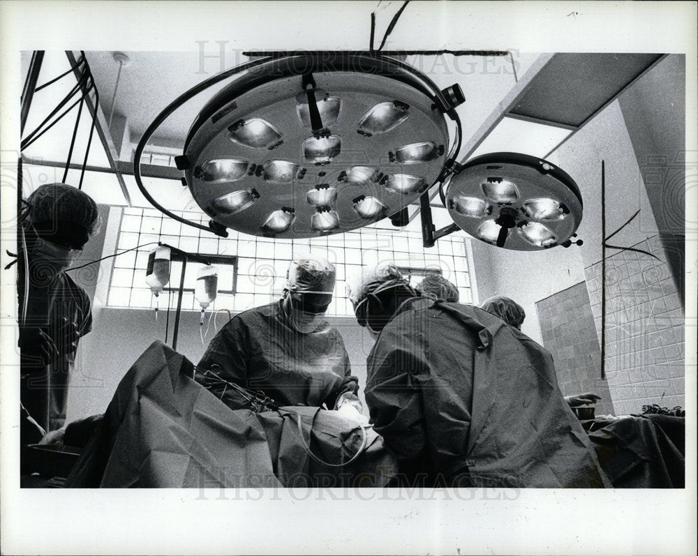 1982 Press Photo St Joseph Mercy clinic operation room - Historic Images