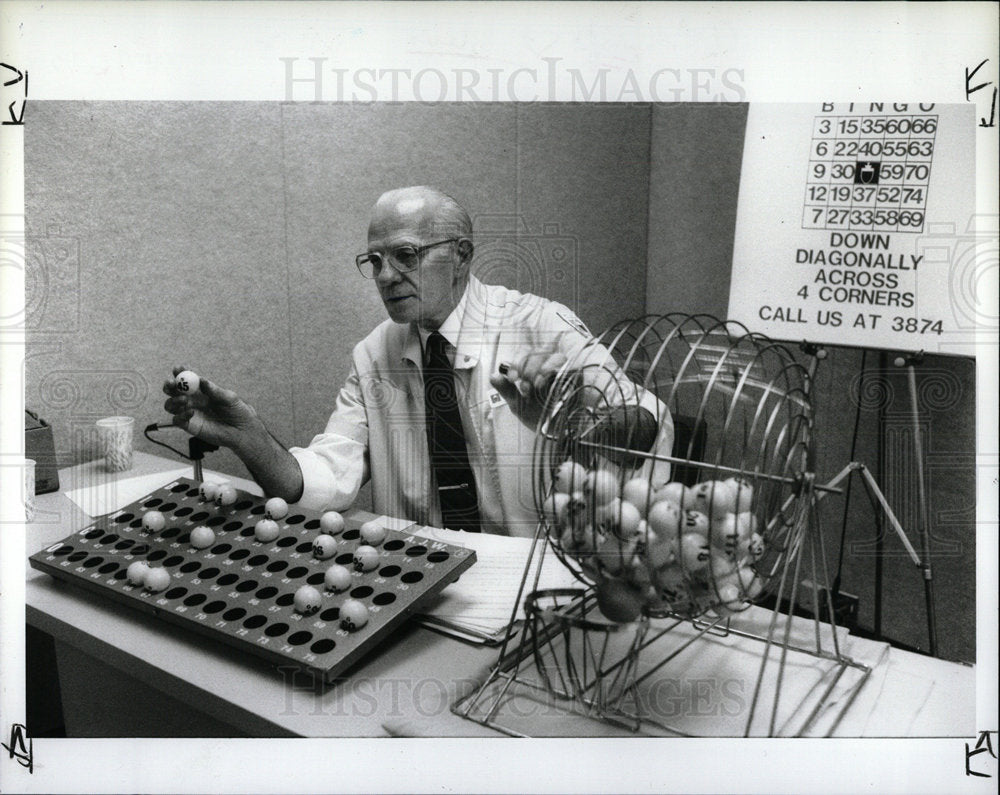 1989 Press Photo St John Bingo Game Patient TV Joe Snap - Historic Images