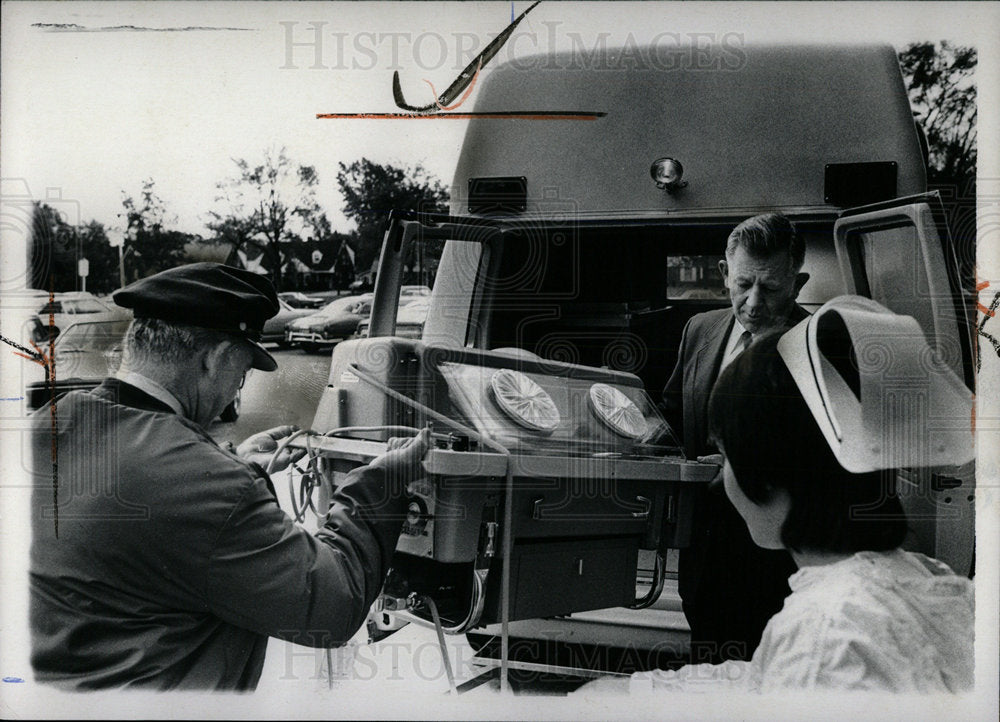1972 Press Photo Carmon Corbin Donald Phillip Ambulance - Historic Images