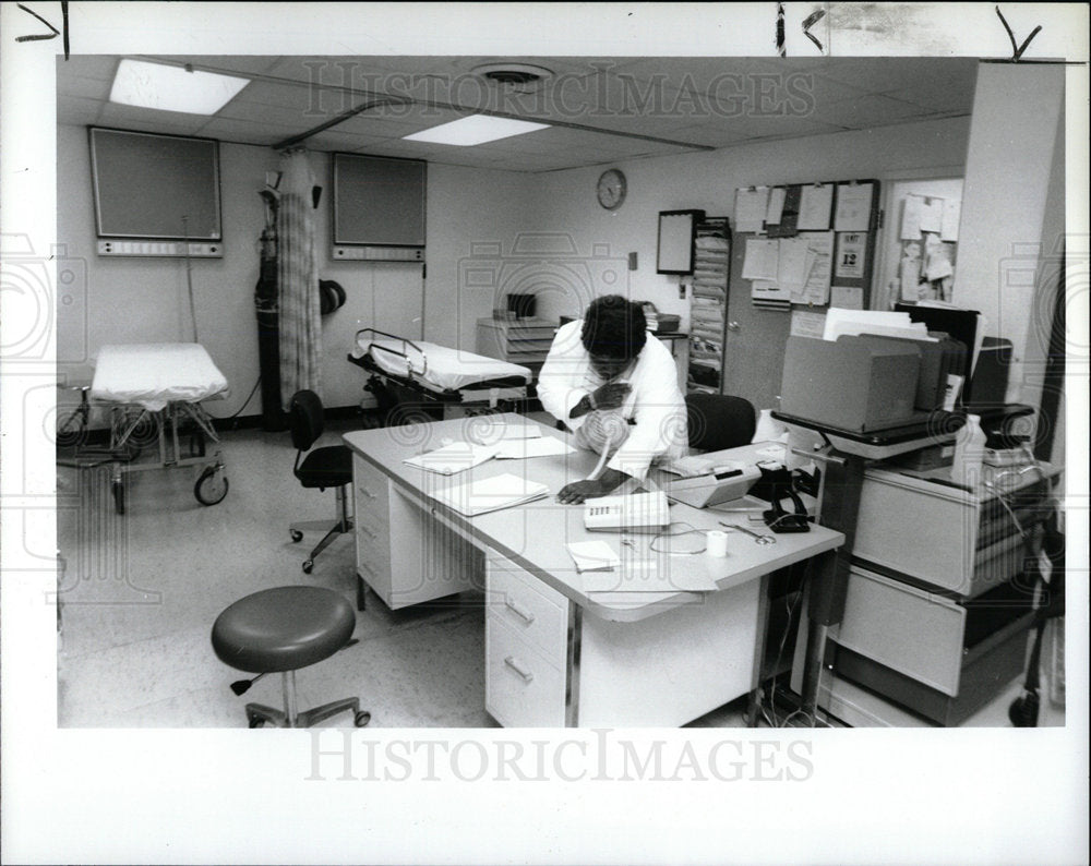 1991 Press Photo Emergency Room Doctor Hospital Woman  - Historic Images