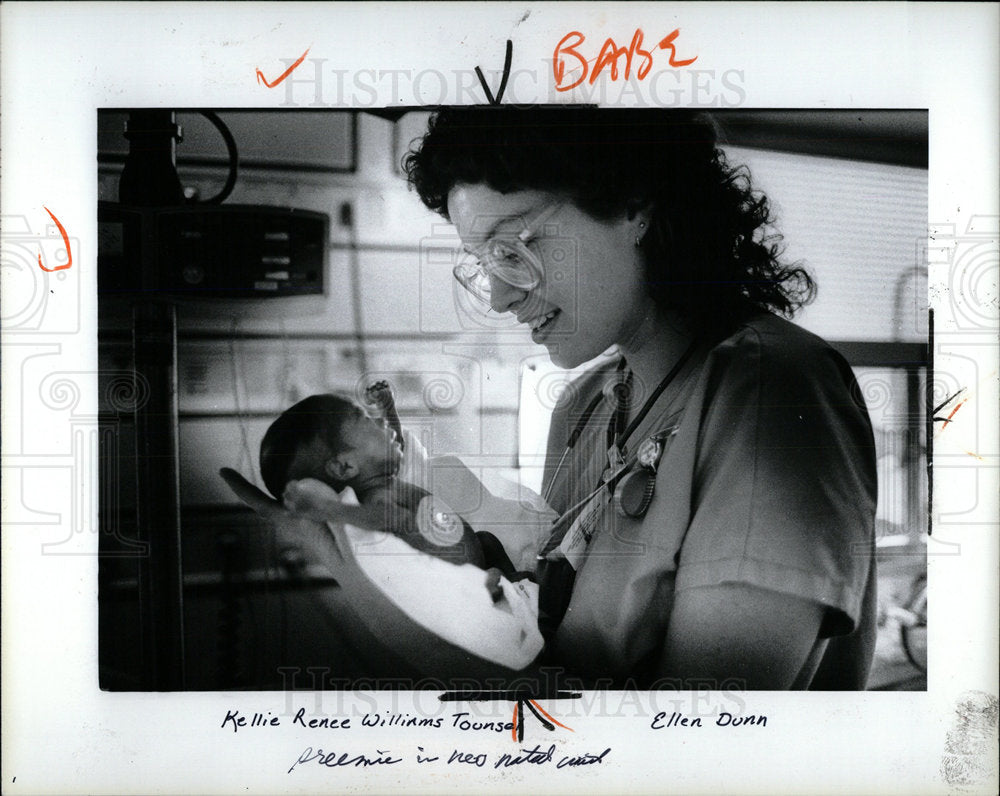 1984 Press Photo Nurse holding premature infant in hand - Historic Images