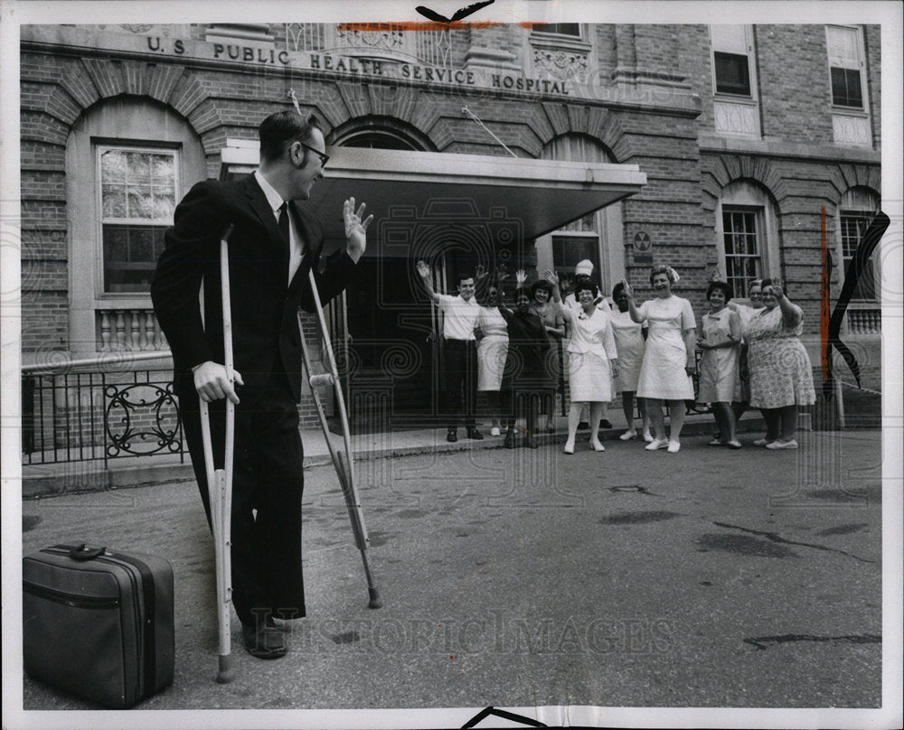 1969 Press Photo Dennis Sears Public Health Hospital  - Historic Images