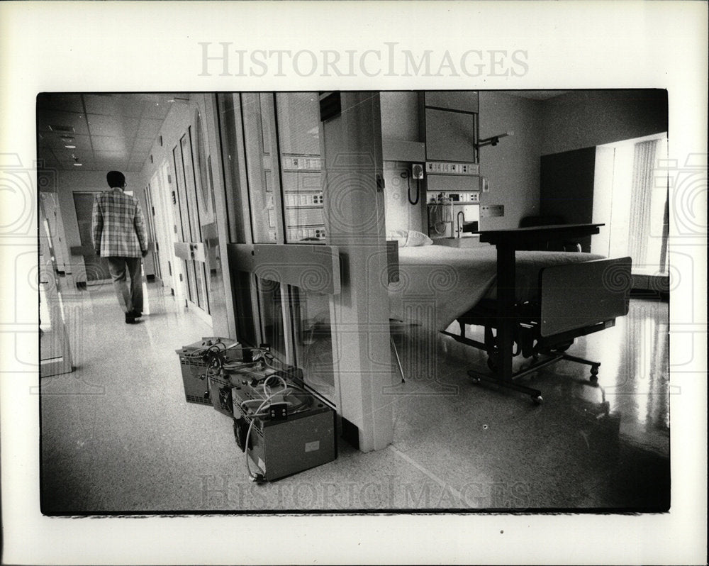 1980 Press Photo Intermediate Ward Detroit Hospital Eli - Historic Images
