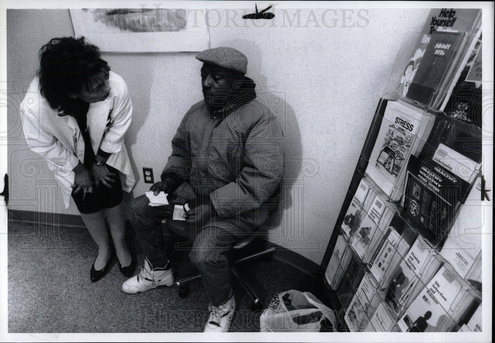 1993 Press Photo Nurse Linda Jost Advising a Patient. - Historic Images