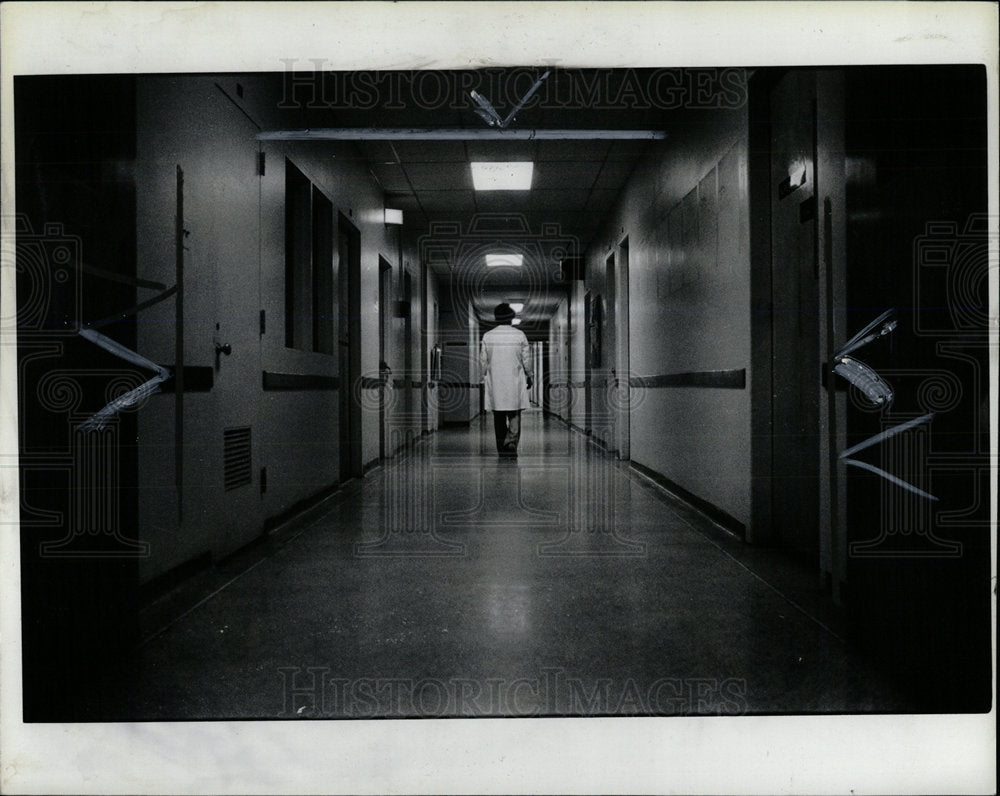 1980 Press Photo Doctor Carl Sacks Detroit Hospital Pic - Historic Images