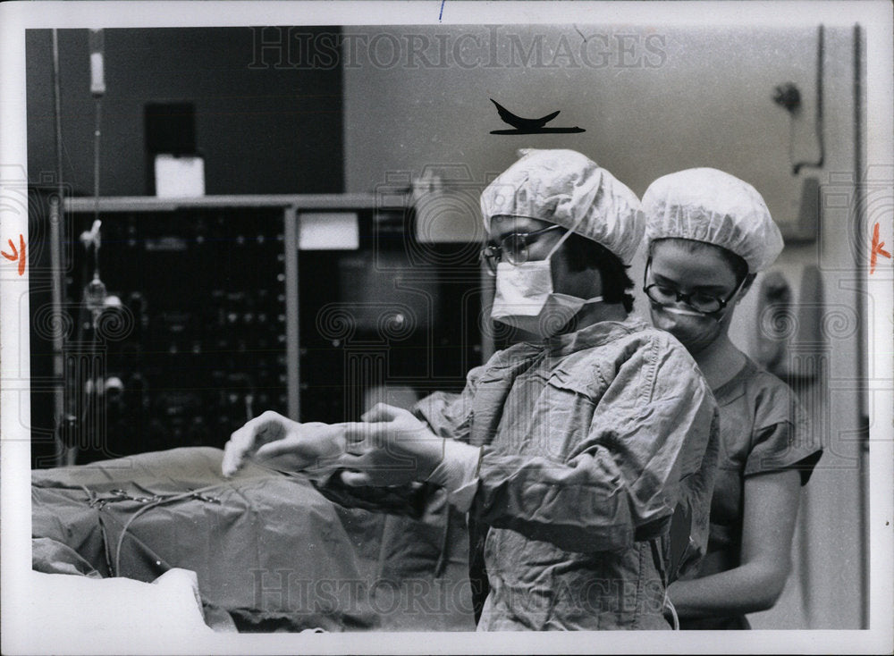 1972 Press Photo Detroit Harper Hospital Renato Ramos C - Historic Images