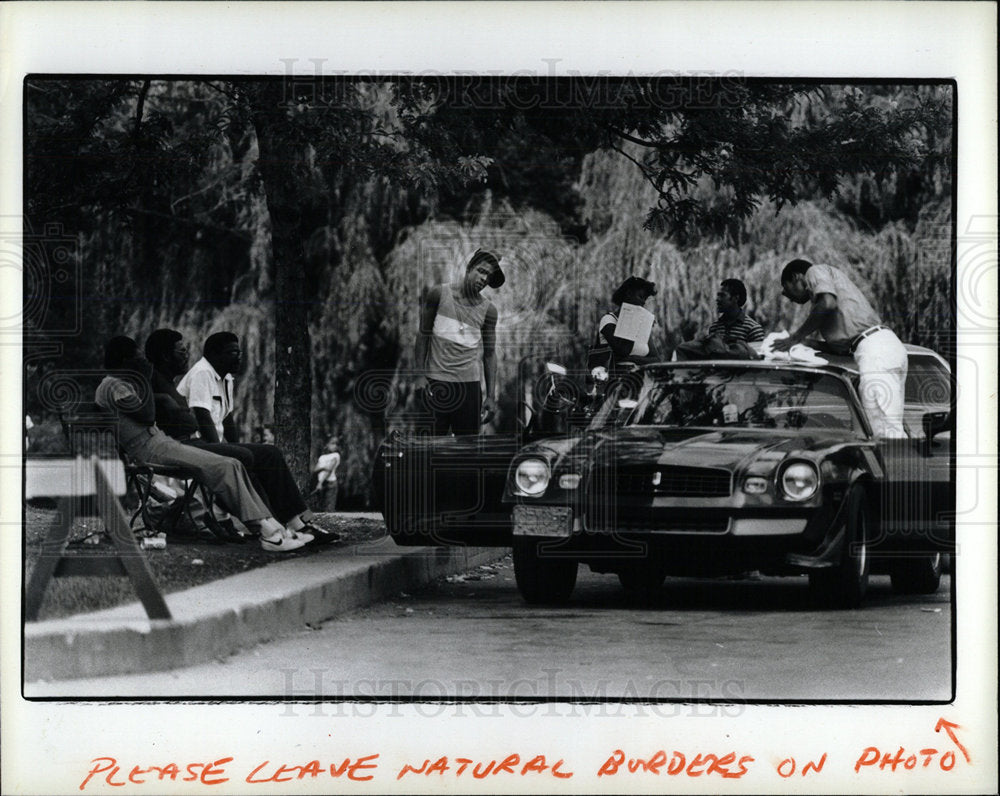 1981 Press Photo Palmer Park people listen music car  - Historic Images