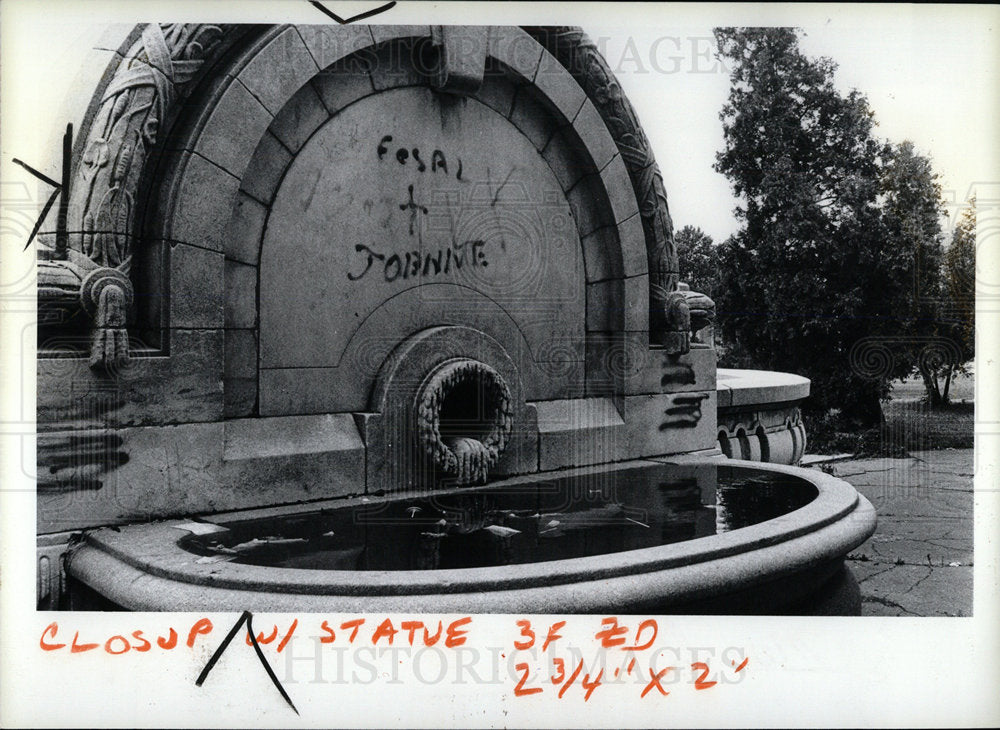 1983 Press Photo Merrill Plaisance Palmer Park Fountain - Historic Images