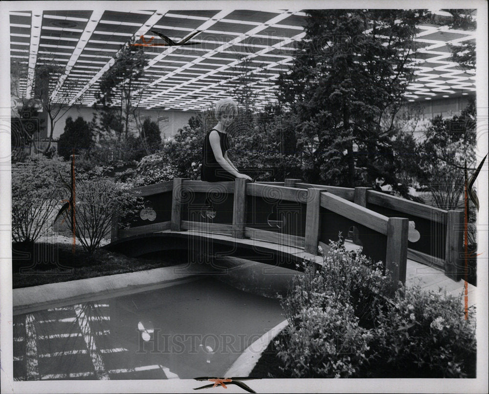1966 Press Photo Carol Stauffenbeil Flower Cobo Hall - Historic Images