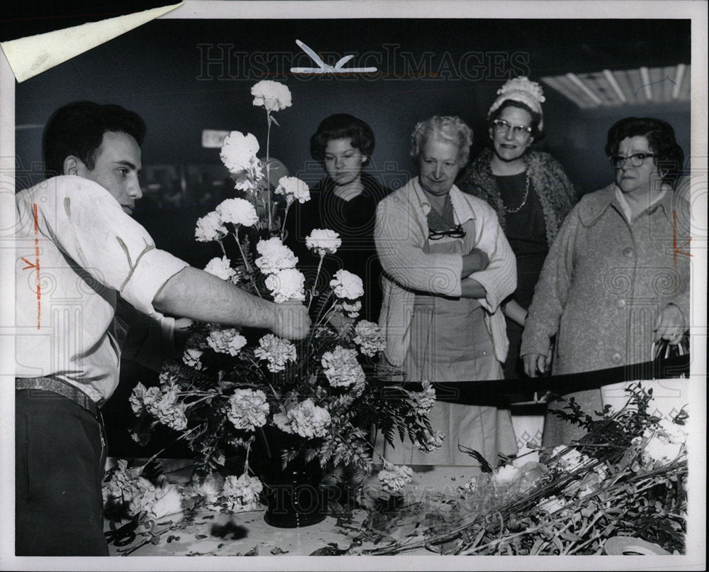1964 Press Photo Florist Bob Farr Cobo Hall Detroit Pic - Historic Images