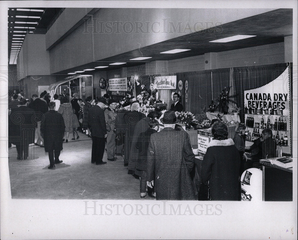 1966 Press Photo Detroit Builders Home Furniture Flower - Historic Images