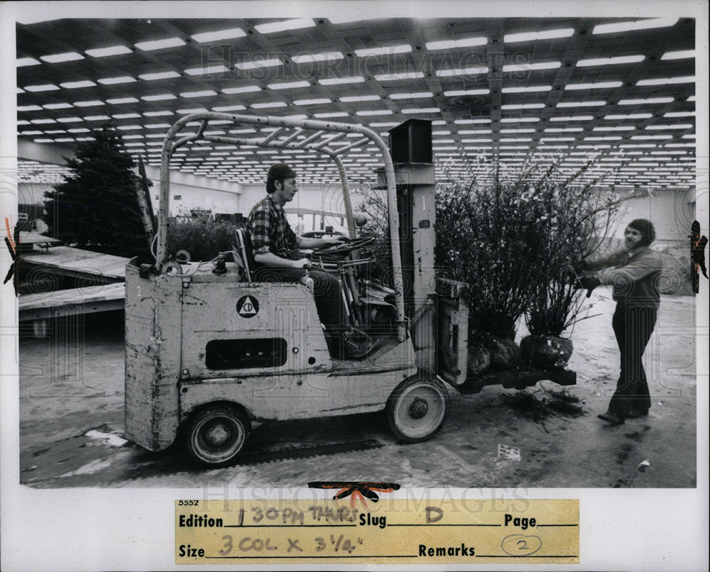 1975 Press Photo Home Furniture Garden Show Detroit - Historic Images