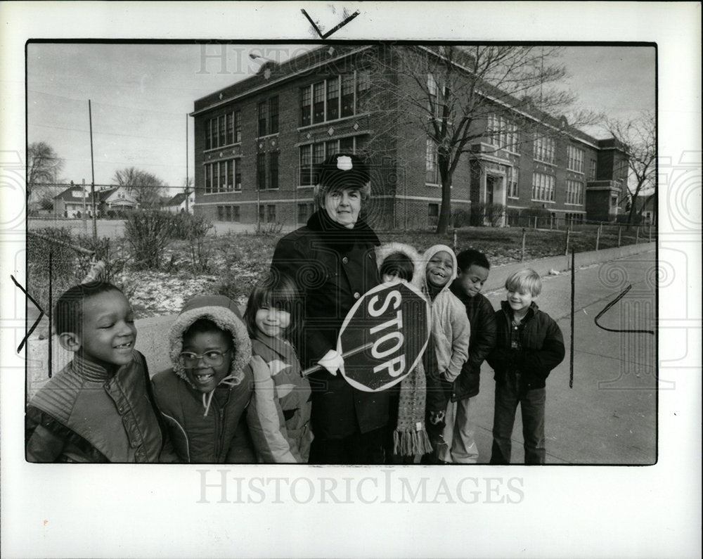 1985 Press Photo Ann safety guard children Hanneman use - Historic Images