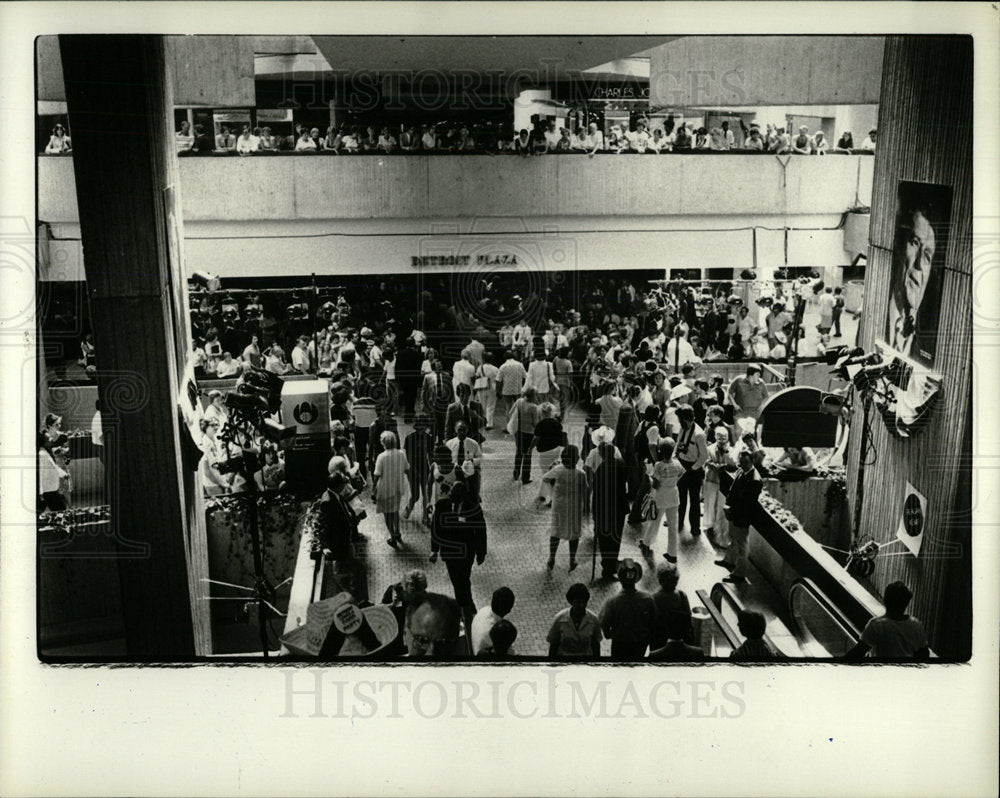 1980 Press Photo People Crowd Westin Plaza Hotel Lobby  - Historic Images