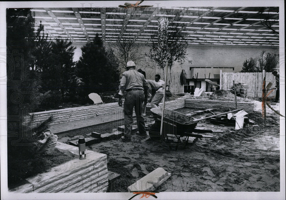 1970 Press Photo Builders Show Detroit Holcomb Picture  - Historic Images