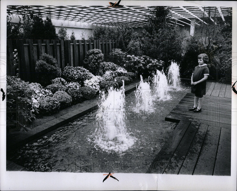 1969 Press Photo Denise Marks Builder show fountain Det - Historic Images