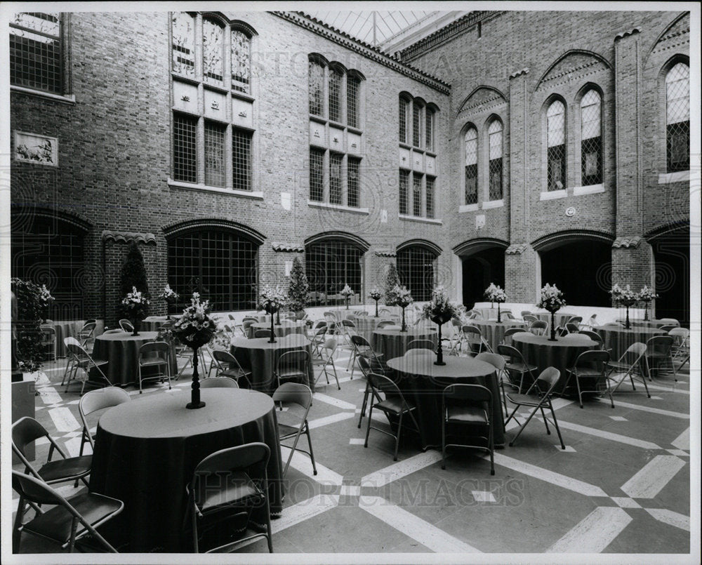 1970 Press Photo Detroit art institute courtyard table - Historic Images