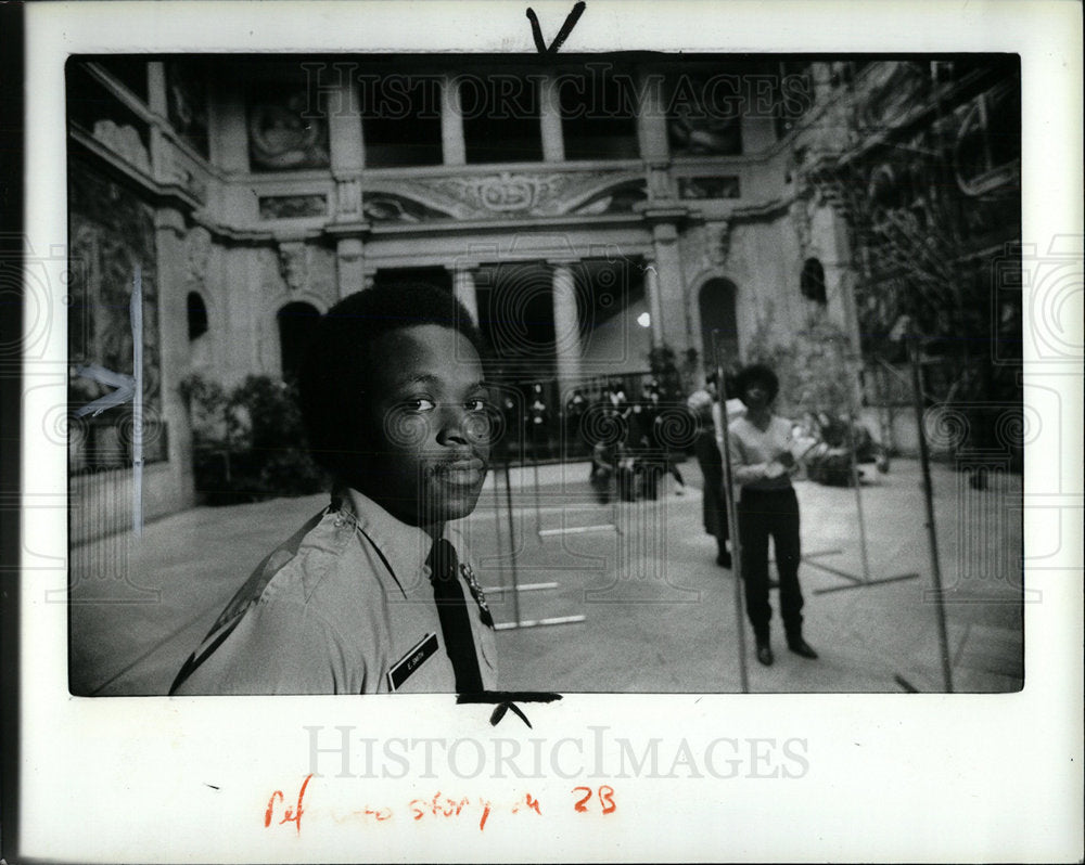 1980 Press Photo Museum Guard Ernie Smith Institute  - Historic Images