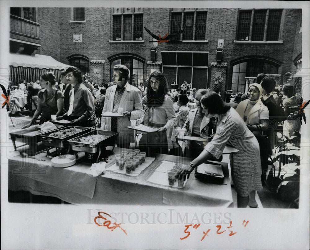 1975 Press Photo People brunch Detroit art institute  - Historic Images