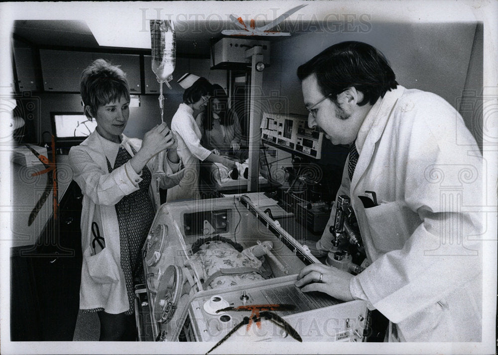 1973 Press Photo Children Hospital Laura Walther Linda  - Historic Images