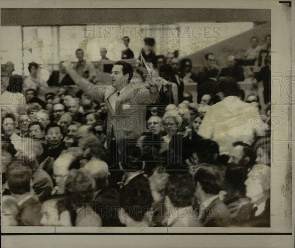 1970 Press Photo Man Chant peace Agnew speech Walking - Historic Images