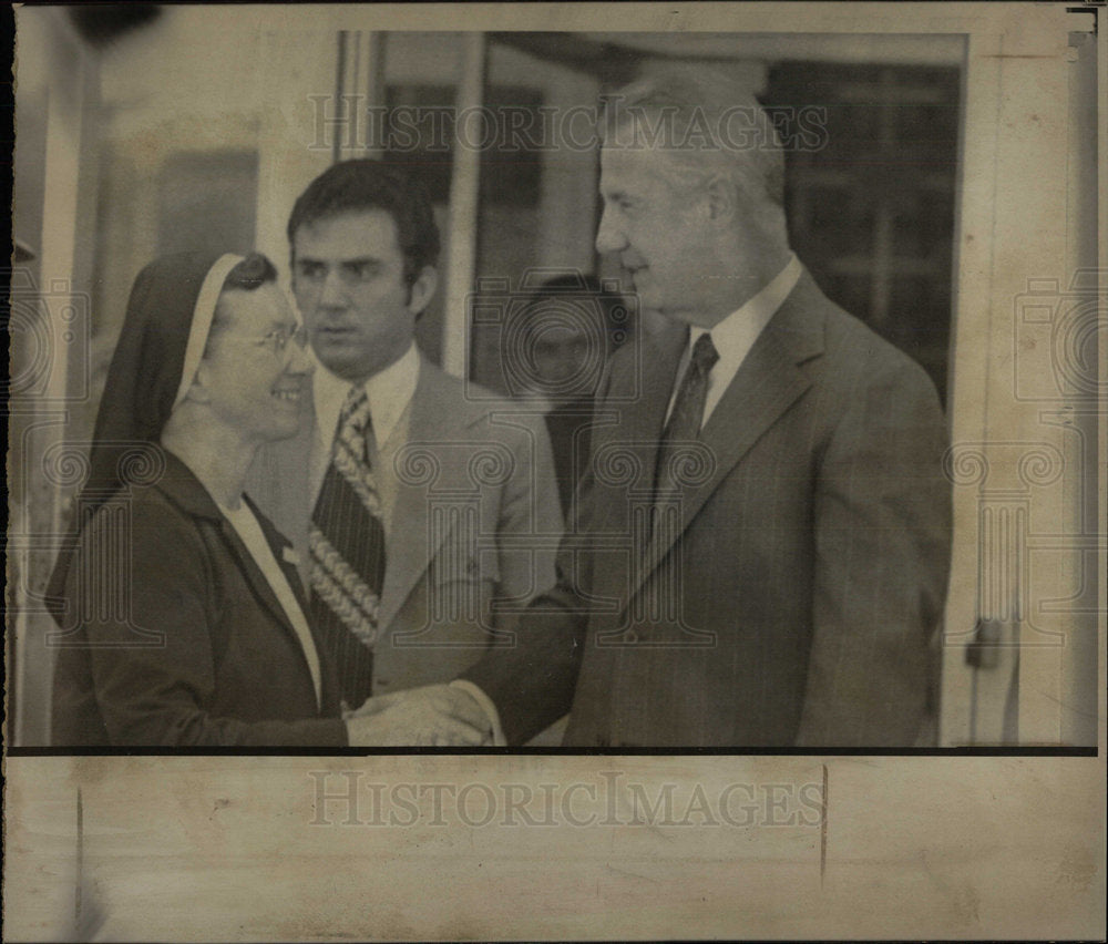 1972 Press Photo SOIRO TALKS SISTER HELEN Hospital - Historic Images
