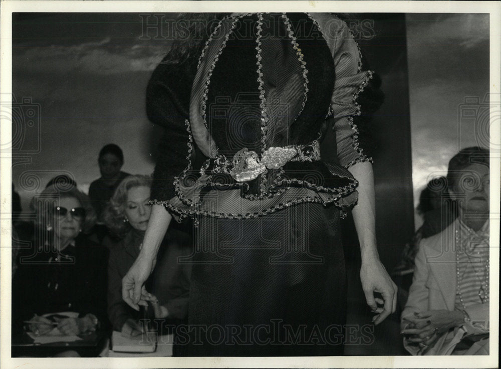 1981 Press Photo Beene massive necklace Waist rocks  - Historic Images