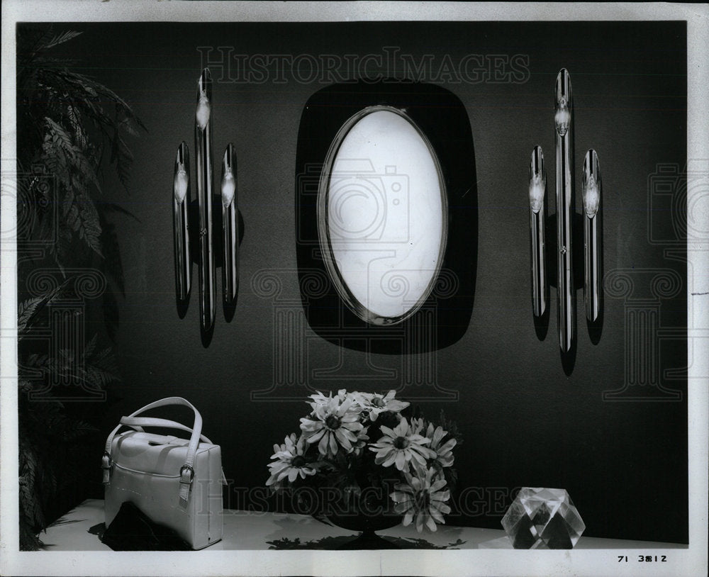 1971 Press Photo Thomas Industries Bulbs Mirror steel  - Historic Images