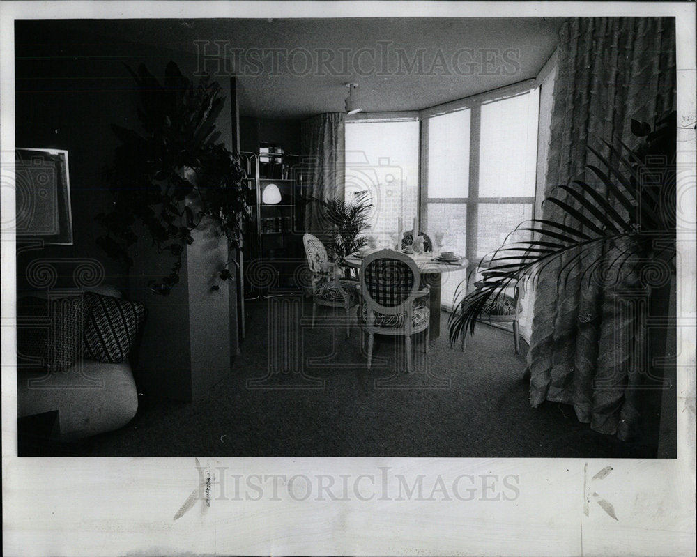 1976 Press Photo planters dining area spaces wall room - Historic Images