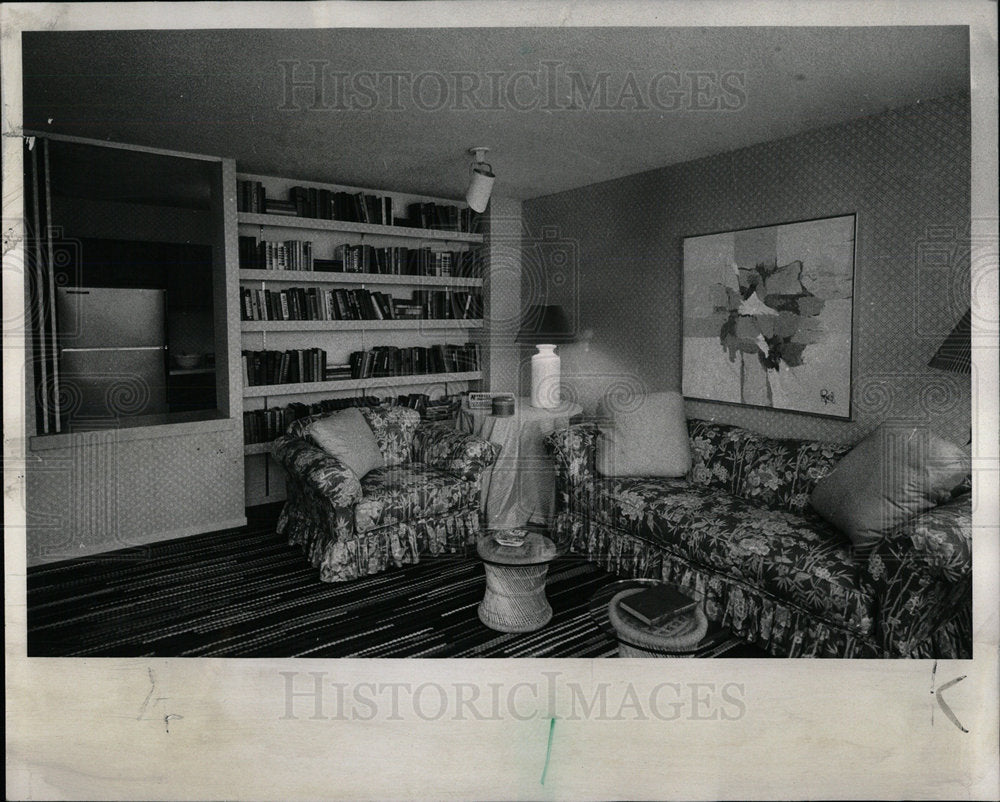 1976 Press Photo Jason Thomas Model apartment Dearborn  - Historic Images