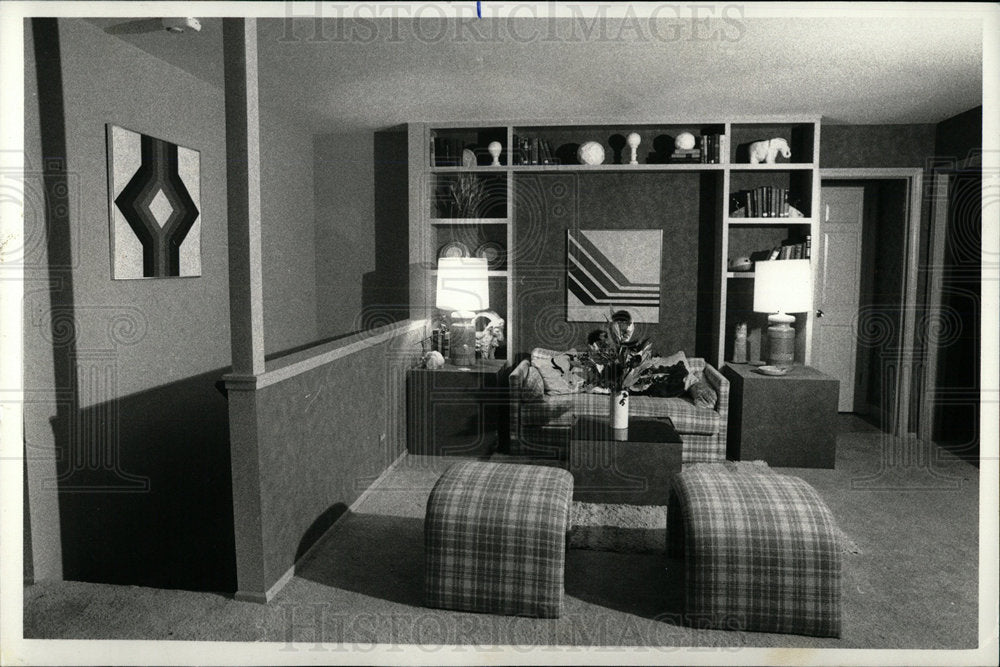 1977 Press Photo Seat Upholsterer Wall Unit Den Area - Historic Images