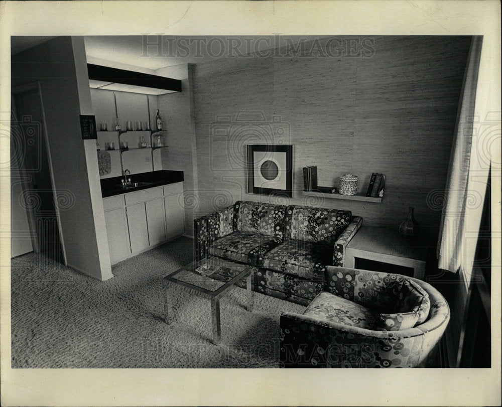 1975 Press Photo Designer Jack Child print sofa chair - Historic Images