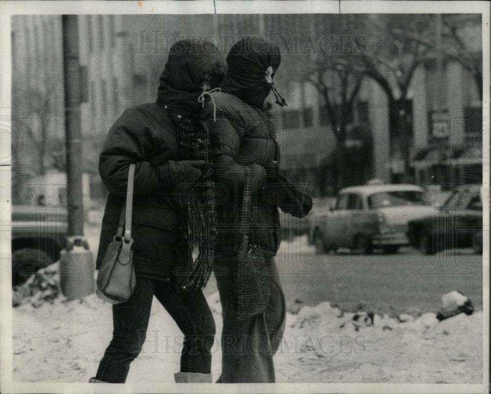 1977 Press Photo Chicago Ohio St Michigan Ave Fashion  - Historic Images