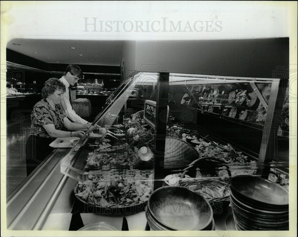 1986 Press Photo Canteen cafeteria Chef Salad CNA Bar  - Historic Images