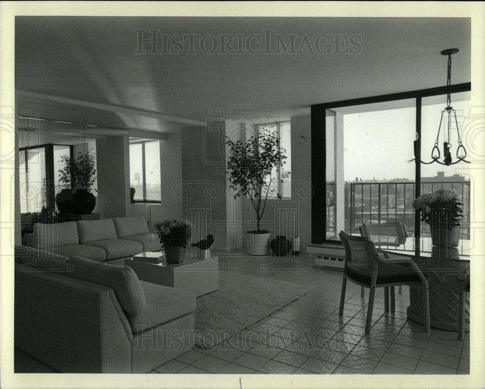 1981 Press Photo America Furniture Mart Fulton House  - Historic Images