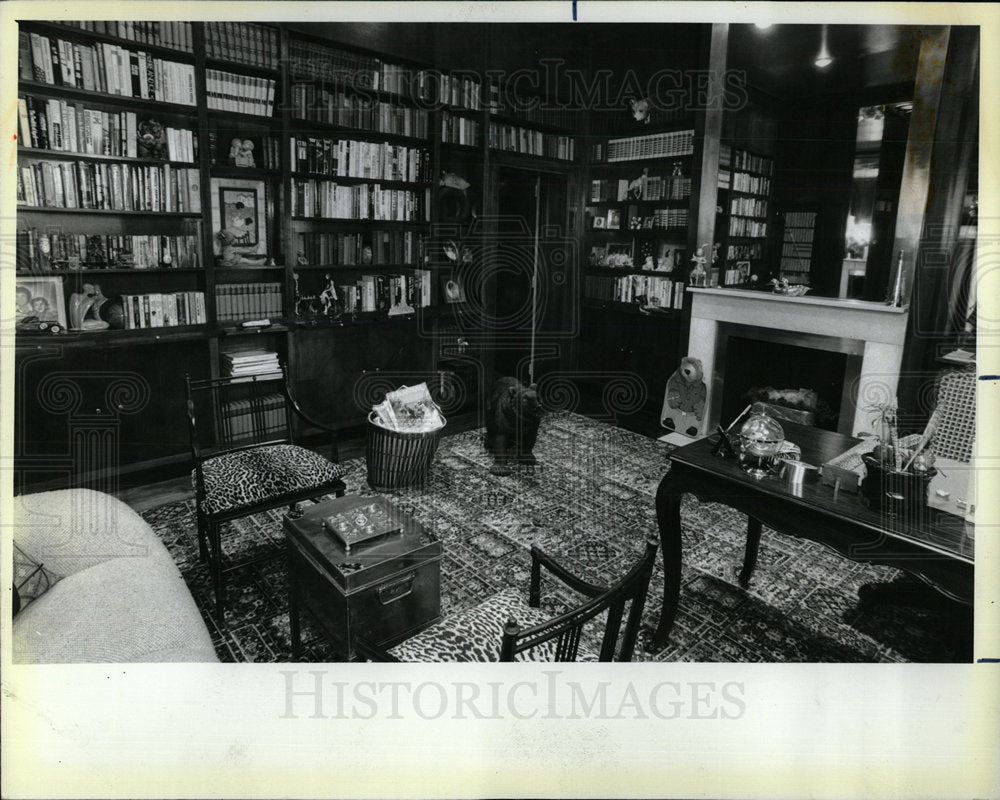 1986 Press Photo Steve Manenti mahogany wall library  - Historic Images