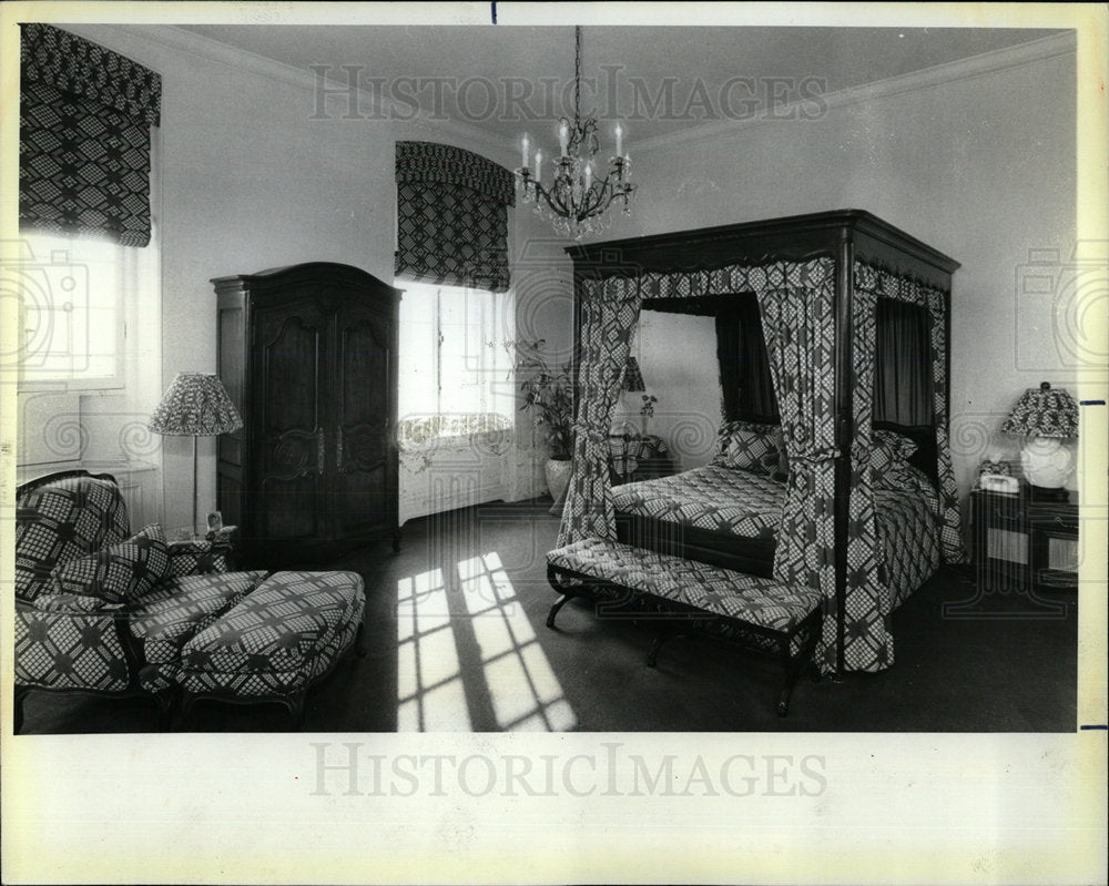 1986 Press Photo Mahogany armoire home Lake Michigan - Historic Images