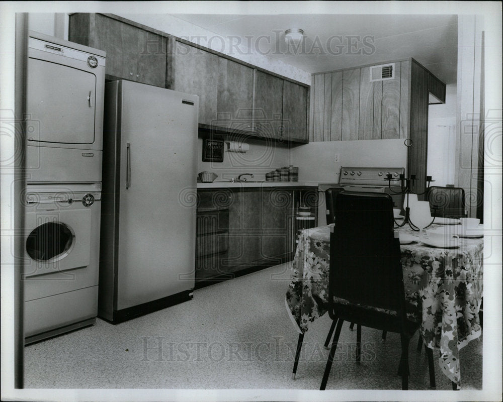 1968 Press Photo Kitchen bed room Town House Park Dryer - Historic Images