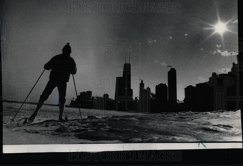 1977PressPhotoA Skier Mocks Chicago&#39;s freezed Lakefront - Historic Images