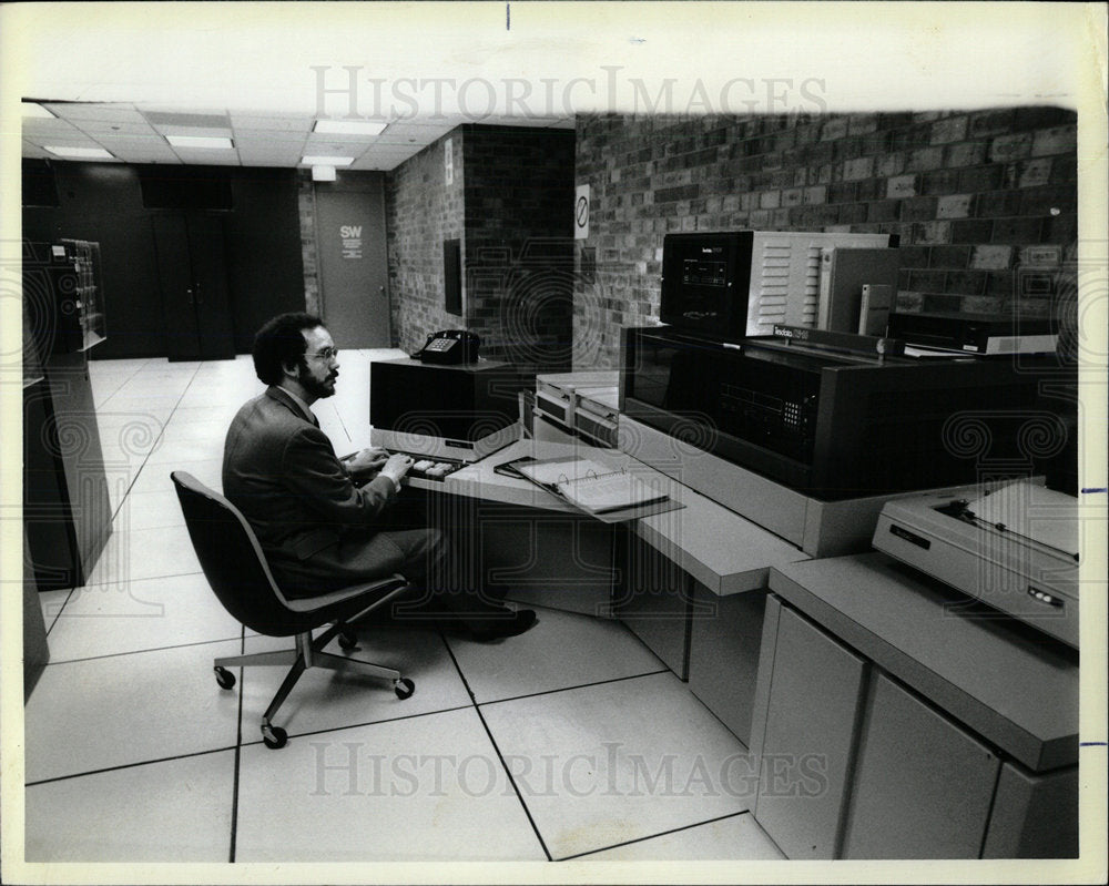 1985 Press Photo Chris Rix Computer System Analyst - Historic Images