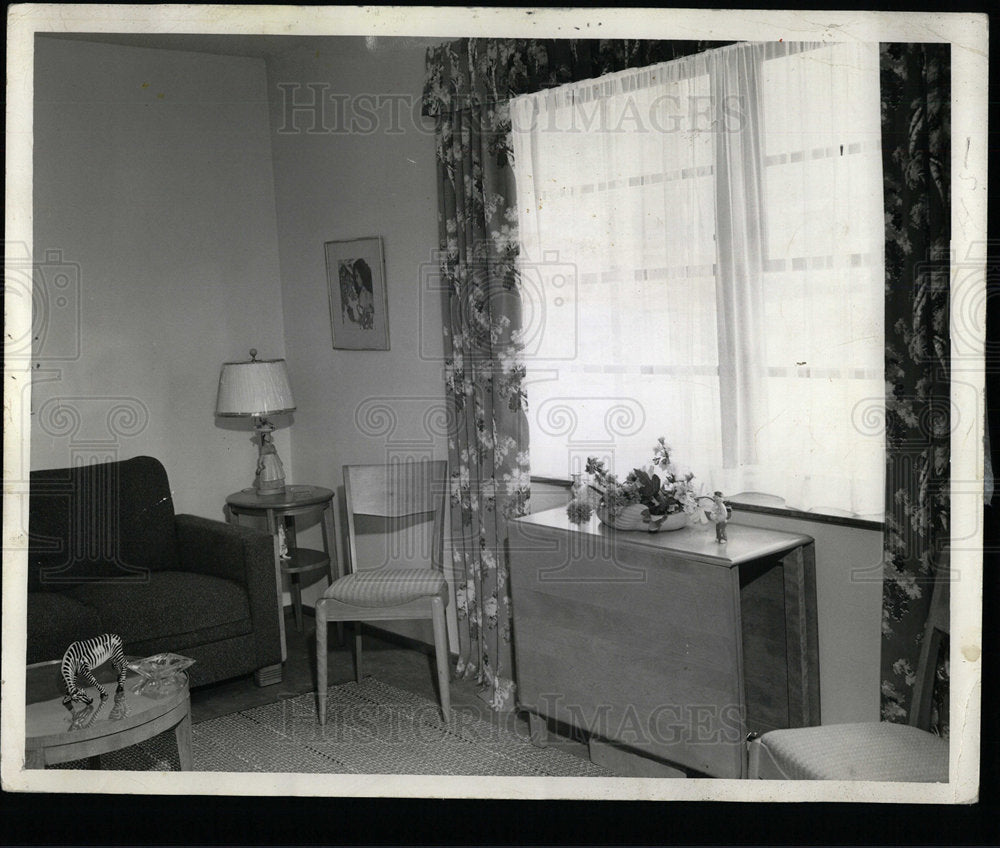 1942 Press Photo Cherry lighted living room plant house - Historic Images